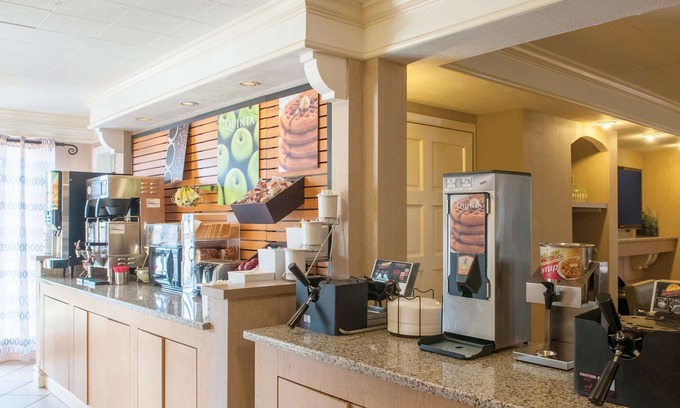 Kenner - Louis Armstrong International Airport Hotel | La Quinta Inn by Wyndham New Orleans Veterans/Metairie