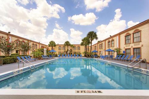 Florida Center Hotel | La Quinta Inn by Wyndham Orlando International Drive North