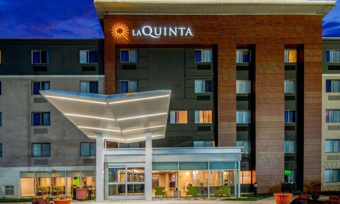 Linthicum Heights Hotel | La Quinta Inn & Suites by Wyndham Baltimore BWI Airport