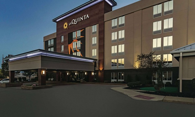 North Olmsted Hotel | La Quinta Inn & Suites by Wyndham Cleveland Airport West