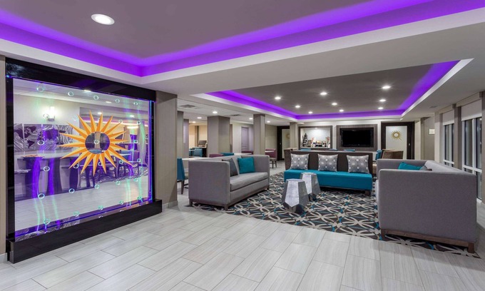 Effingham Hotel | La Quinta Inn & Suites by Wyndham Effingham