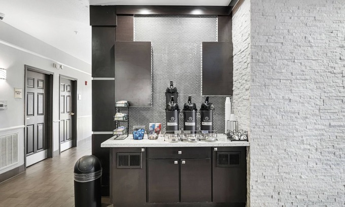 Southeast Houston Hotel | La Quinta Inn & Suites by Wyndham Houston Hobby Airport