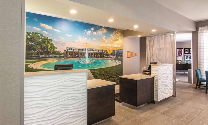 Orlando Hotel | La Quinta Inn & Suites by Wyndham Orlando UCF
