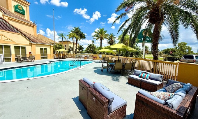 Florida Center Hotel | La Quinta Inn & Suites by Wyndham Orlando Universal area