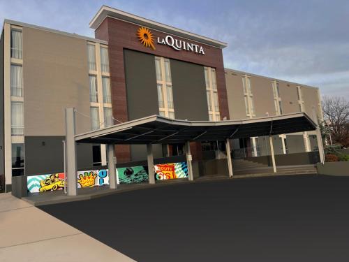 Downtown Tulsa Hotel | La Quinta Inn & Suites by Wyndham Tulsa Downtown - Route 66