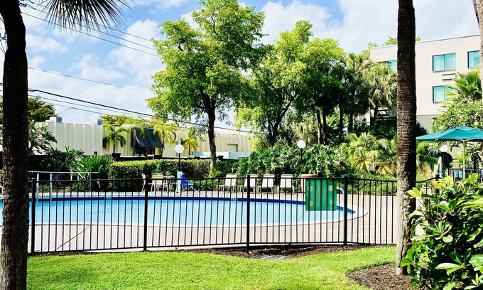 Survey Creek Hotel | La Quinta Inn & Suites by Wyndham Ft Lauderdale Cypress Cr