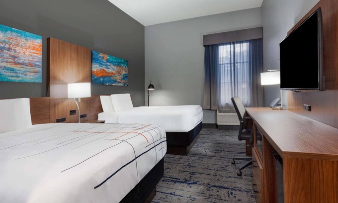 Fossil Park Hotel | La Quinta Inn & Suites by Wyndham St. Petersburg Northeast