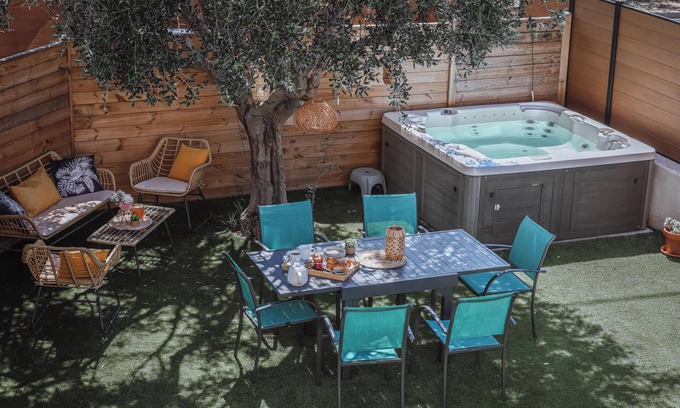 Istres Cottage | LA RÊVEUSE - Villa Paula - charming gîte in Provence - exterior & jacuzzi
