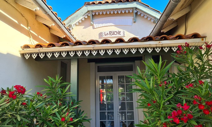 Fouras Villa | La Ruche, charming villa, enclosed garden, 5 min walk to beaches and pedestrian street