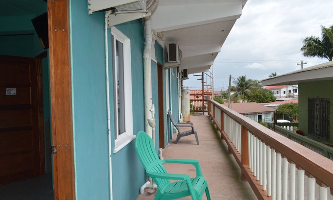 San Ignacio House | LA's Guest House