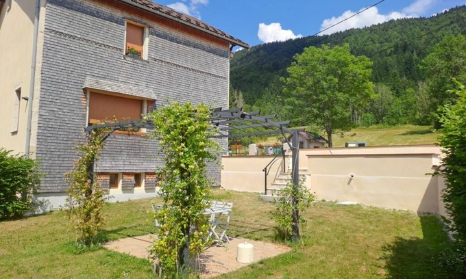 Mijoux House | La Salle de Classe - Mijoux