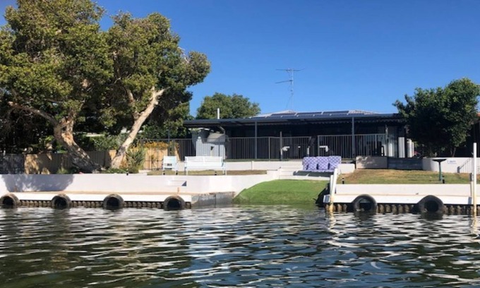 South Yunderup House | La Siesta On The Canal - Pizza Oven, Paella, Park your boat on private jetty!