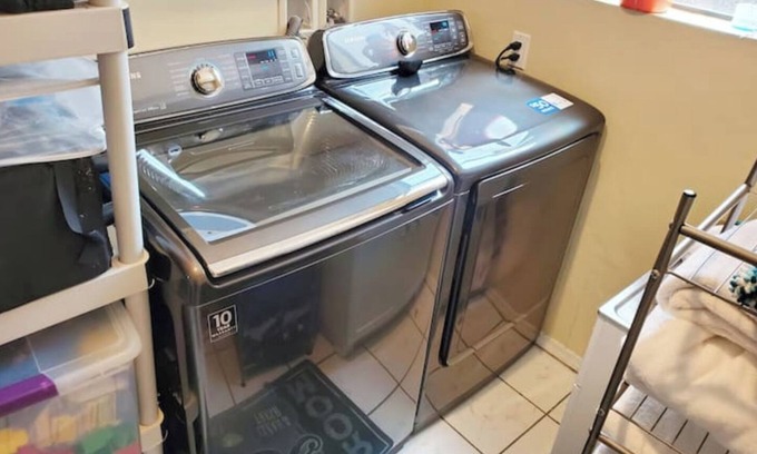 Reseda Apartment | LA Studio w/Gated Parking-Amazing Location & Value