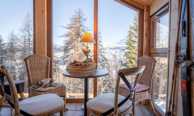 Vallandry Ski Chalet | La vente en poupe : Luxury chalet (11p). 5 bedrooms and 3 bathrooms. In the centre of Vallandry, with a beautiful view