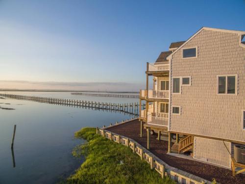 Chincoteague House | La Vie - Waterfront, boat dock & Pool!