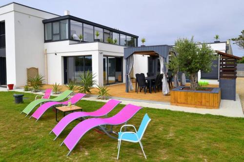 Cleder Villa | La villa des amiets, piscine chauffée et à 500 m de la plage