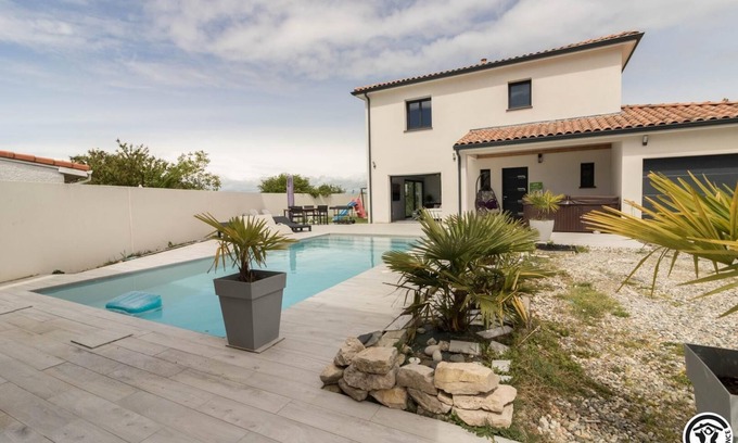 Merville House | La Villa - Swimming pool and Jacuzzi