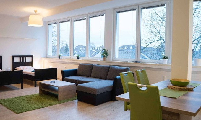 Langenfeld Apartment | LA04 Apartment in Langenfeld with TV & WiFi