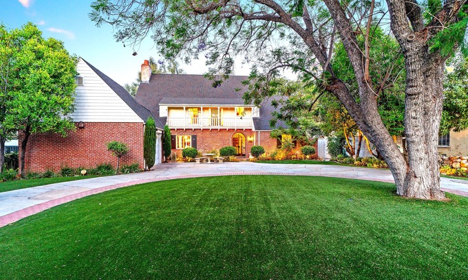 North Arroyo House | Labor Day Special - Stunning Mansion 5 min Walk to Rose Bowl Pasadena