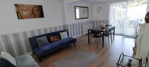 Walsall Apartment | Ladbury House in Walsall, convenient location near the M6, Walsall Uni and Hospital, with free parking and easy access to Birmingham city centre, only 20 mins from NEC and Birmingham airport, 15 mins from Villa Park