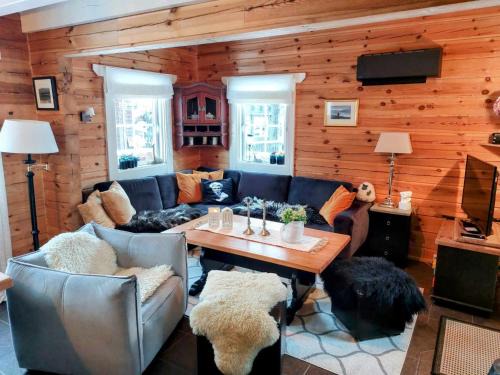 Kviteseid Ski Chalet | Laftet hytte i strandkanten med bade og fiske muligheter