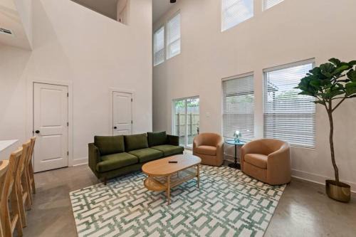 Lafayette Villa | Lagniappe House Cajun Country Gem King Bed