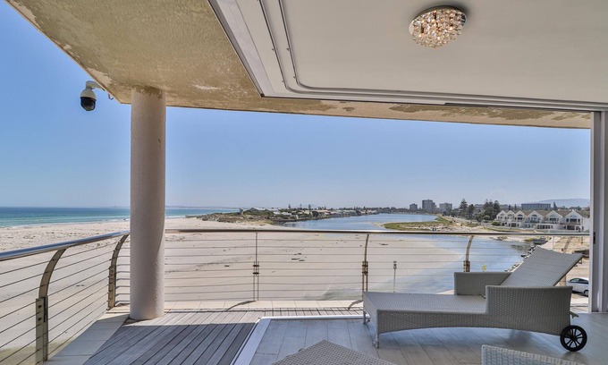 Lagoon Beach Apartment | Lagoon Beach 235A by CTHA