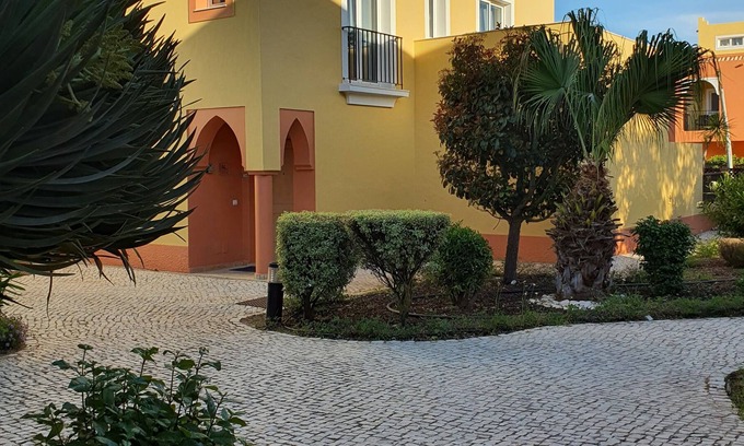 Chinicato House | Lagos Jardim de Meia Praia Town House