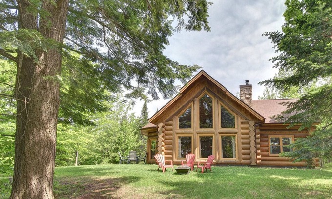 Fiddler Lake Resort Ski Chalet | Lake access and private indoor hot tub