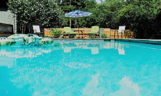 Heber Springs House | Lake Access Nearby! Heated Pool Seasonally;Guest House available-additional fee.