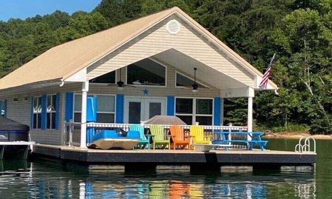 Big Creek House | Lake and bake/best wings on Norris/Floating Home