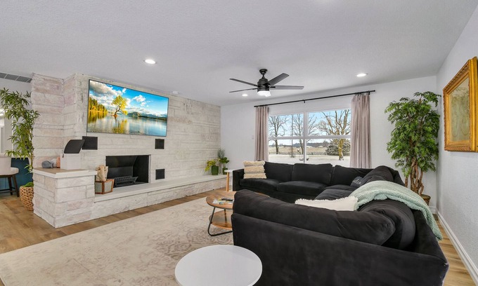 Warsaw House | Lake and marina 5 minutes away Large family friendly Cozy home with country feel