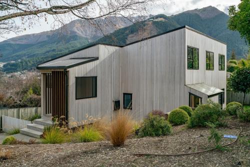 Queenstown House | Lake and Mountain Views - Central Queenstown