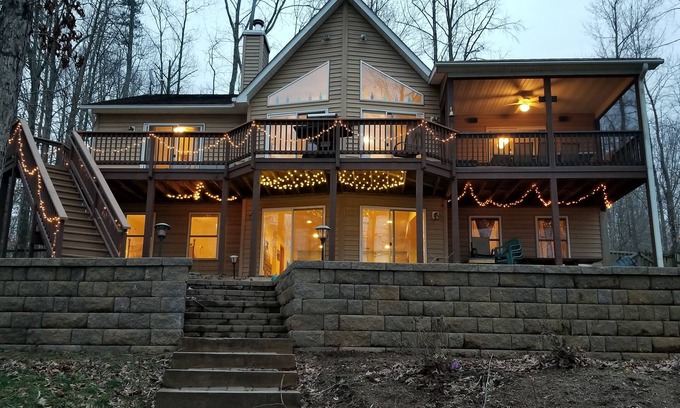 Livingston House | Lake Anna Waterfront Home, Pet Friendly, No-Smoking, Public Side, Private Docks