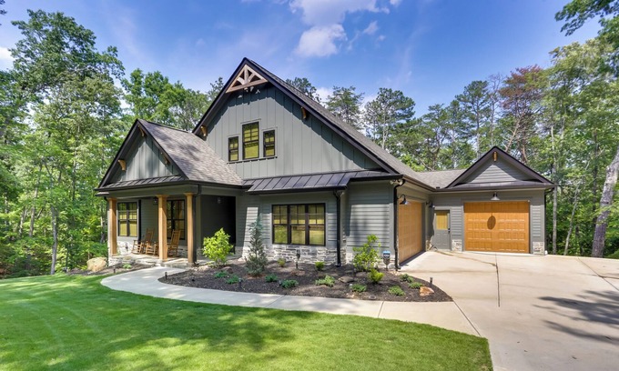Waleska House | Lake Arrowhead Home w/ Hot Tub + Screened Porch!
