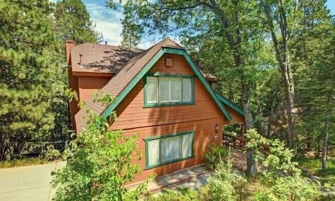 Blue Jay House | Lake Arrowhead LARGE family cabin in the forest. DUEL Suite. Privacy. Hot tub