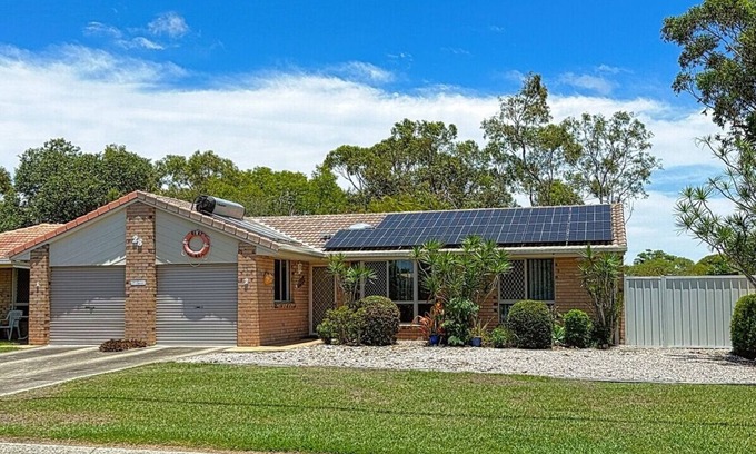 Bellara House | Lake at your back door pet friendly