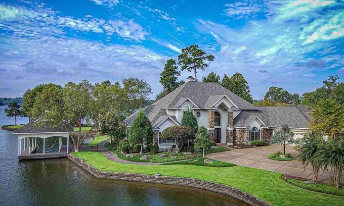 Hot Springs Village House | Lake Balboa Executive Home, Lakeview Every Room. Private Peninsula