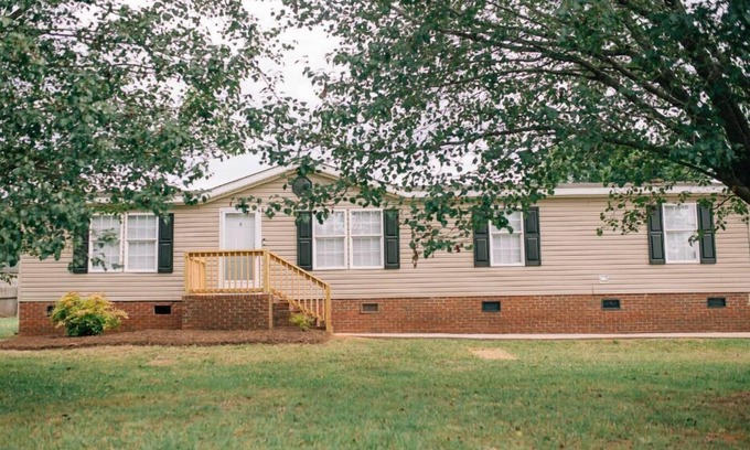 Inman House | Lake Bowen House 4b with private hot tub