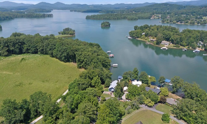 Elf House | Lake Breeze Cottage - by Chatuge Home Concierge Lake access, fire pit, hot tub, canoe, kayak