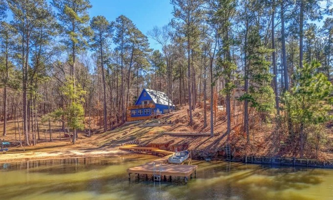 Milledgeville House | Lake Chalet, Sleeps 9, Private Beach, Kayak + MORE