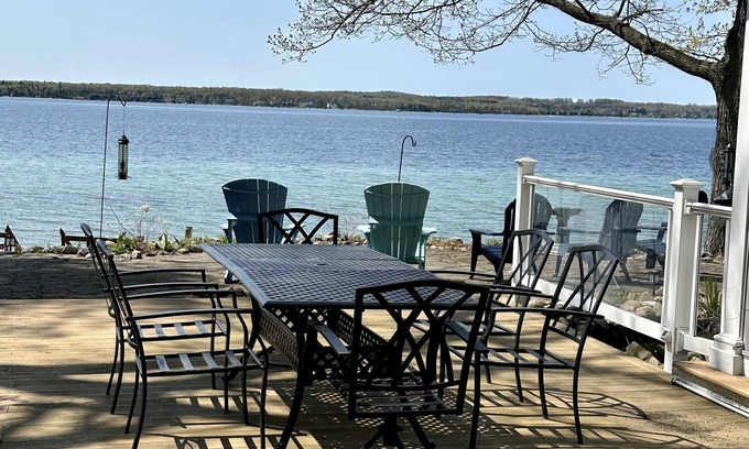 Charlevoix House | Lake Charlevoix - centrally located to Boyne City, Charlevoix, Petoskey.