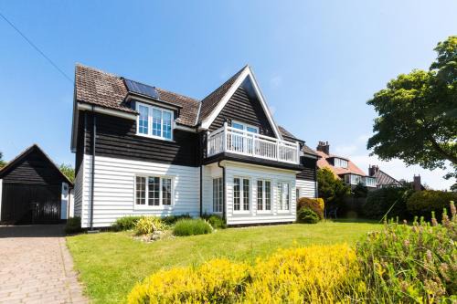 Thorpeness House | Lake Cottage - A large holiday home in Thorpeness - Close to the beach and The Meare - Aldeburgh Coastal Cottages