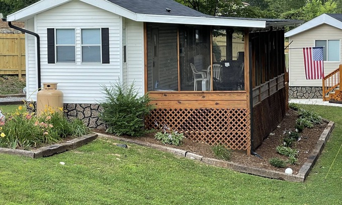 Hayesville House | Lake Daze - Cozy LakeFront Getaway