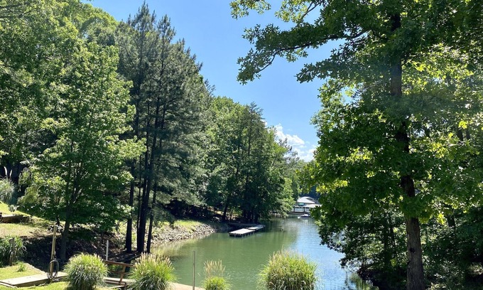 Mayhew House | ⭐️ LAKE DAZE ⭐️ Waterfront Lake Retreat & BYOB - Bring Your Own Boat!