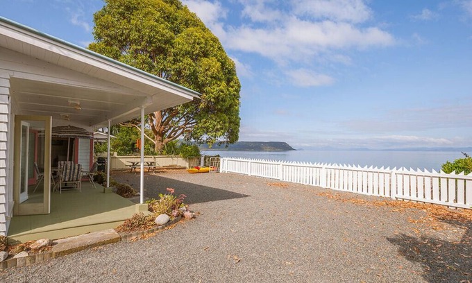 Waitahanui Cottage | Lake Edge Cottage - Waitahanui Holiday Home