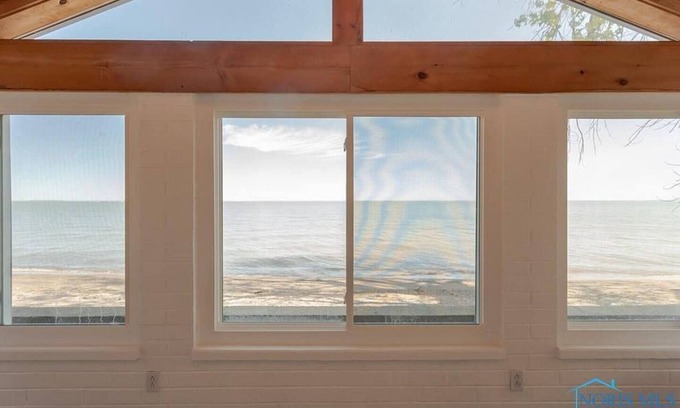 Oak Harbor House | Lake Erie Beachfront Cottage
