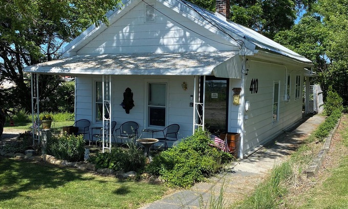 Ashtabula Cottage | Lake Erie lighthouse view renovated 1930’s fisherman’s cottage get away!