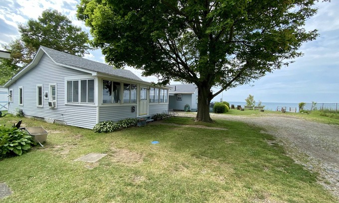Geneva-on-the-Lake Cottage | Lake Erie Views - Beach Access - 8 Minute Walk to GOTL Strip!