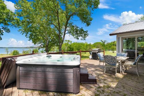 Branson House | Lake Escape Lakefront Lodge at Red Bud Cove